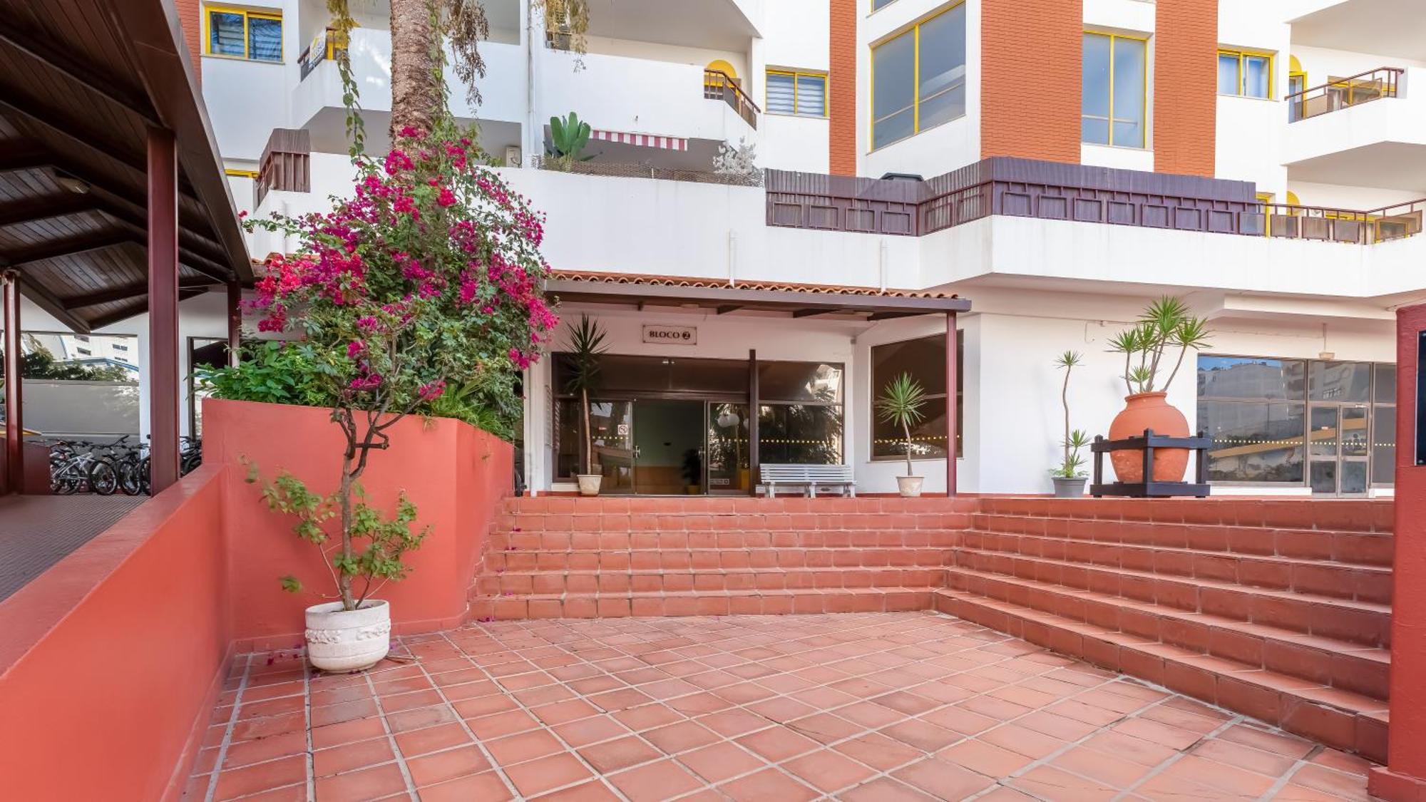 Red Velvet 1 Bdr Flat With Balcony By Lovelystay Portimão Εξωτερικό φωτογραφία