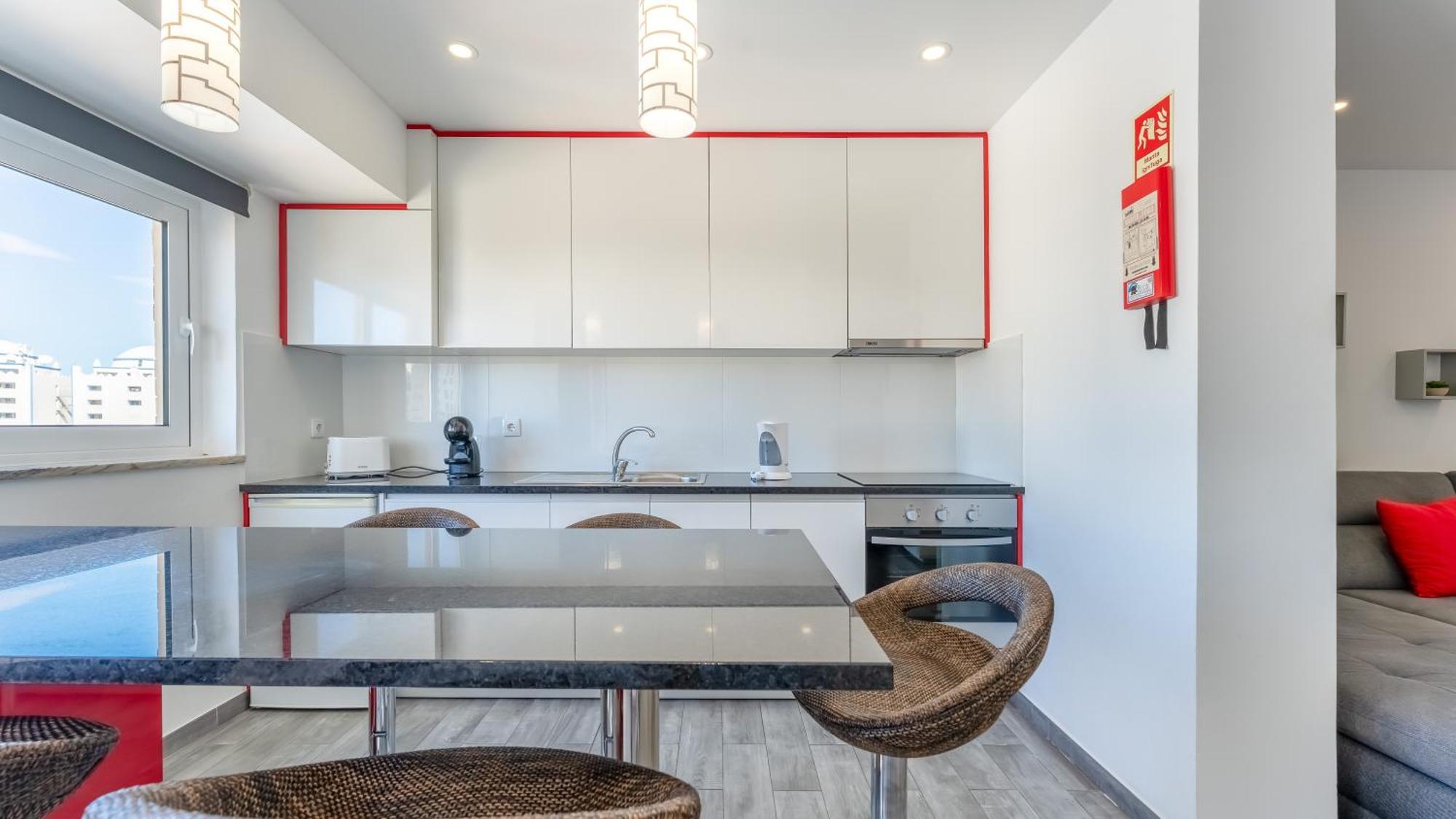 Red Velvet 1 Bdr Flat With Balcony By Lovelystay Portimão Εξωτερικό φωτογραφία